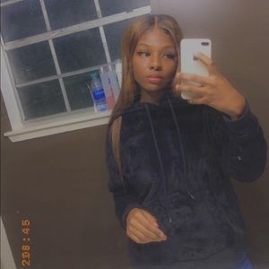 Meet your Posher, Azia